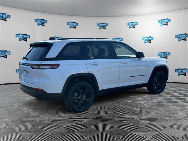 2023 Jeep Grand Cherokee Altitude photo 2