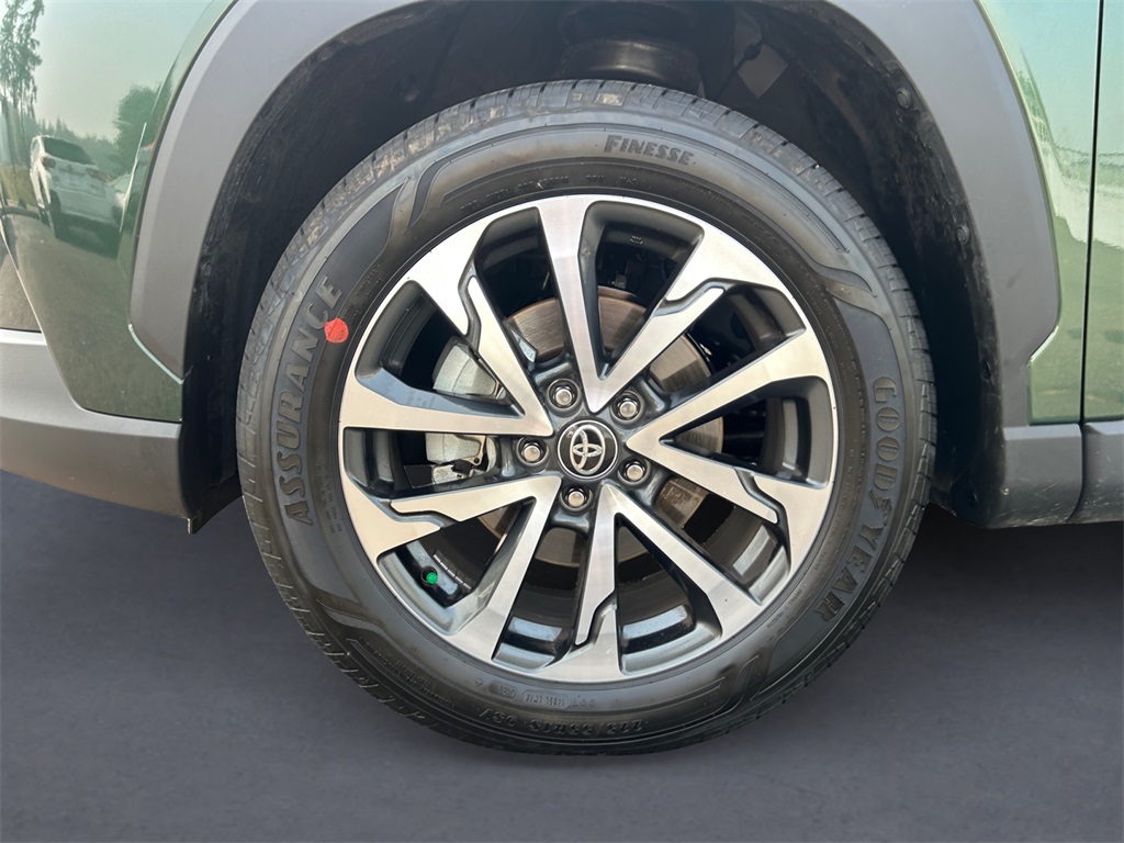 2025 Toyota Corolla Cross XLE photo 9