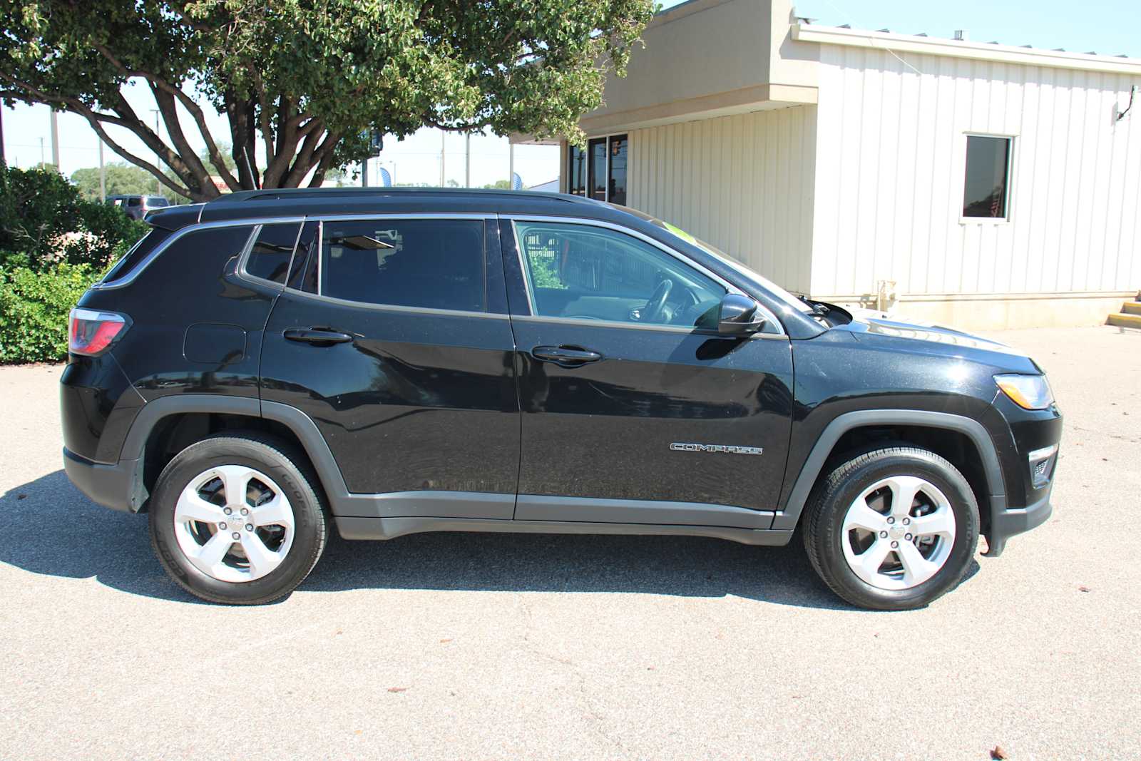 2020 Jeep Compass Latitude photo 2
