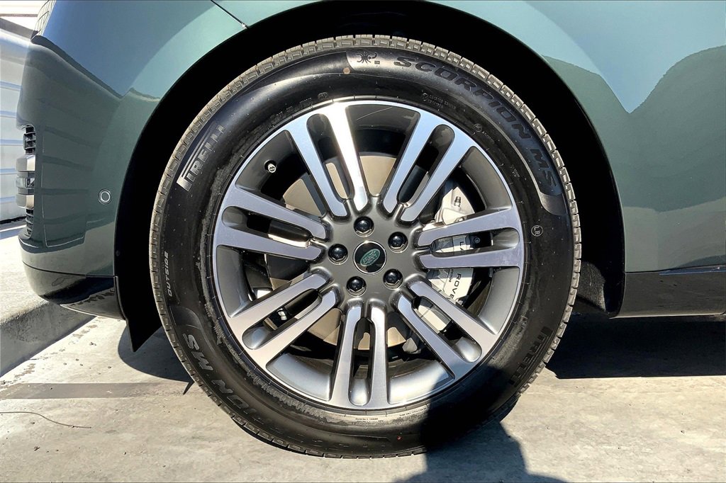 2025 Land Rover Range Rover SE photo 9