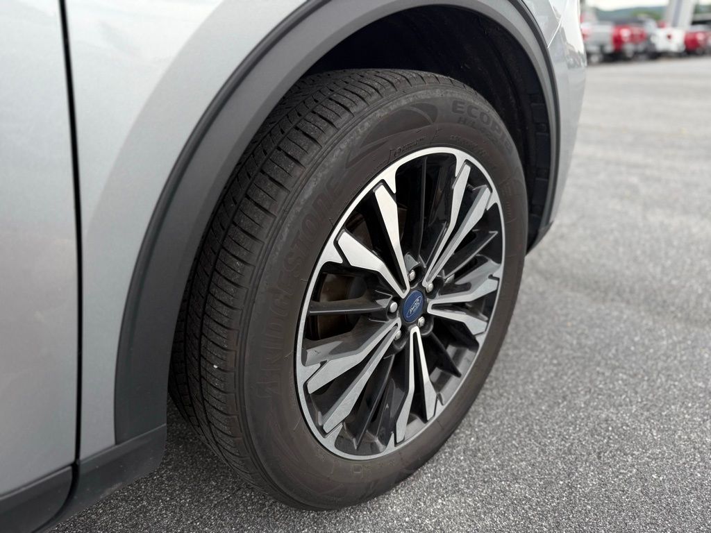 2022 Ford Escape SEL photo 9