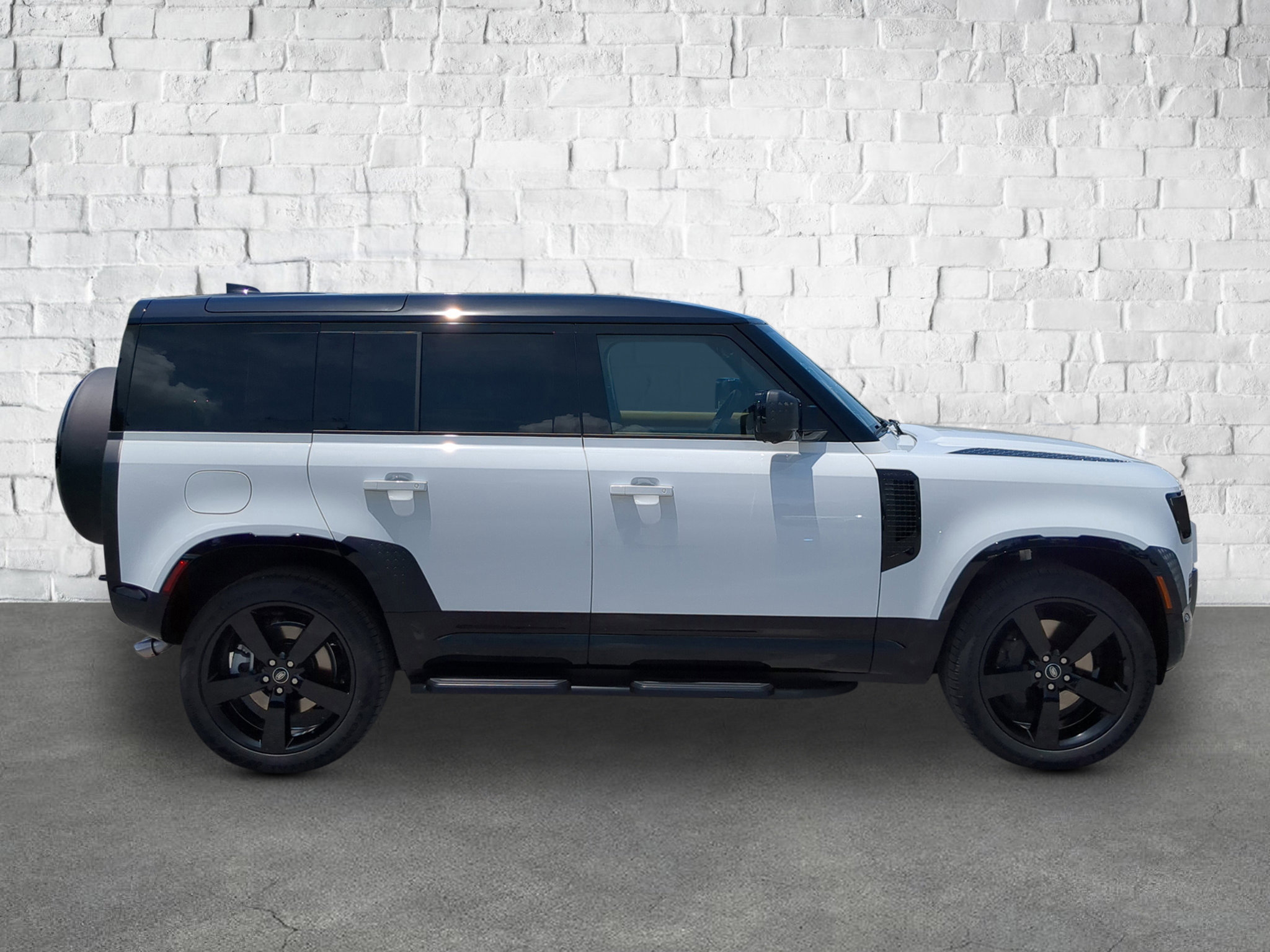 2025 Land Rover Defender X-Dynamic SE photo 7