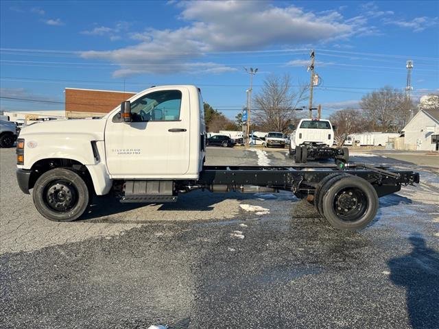 2024 Chevrolet Silverado 5500HD Work Truck photo 3