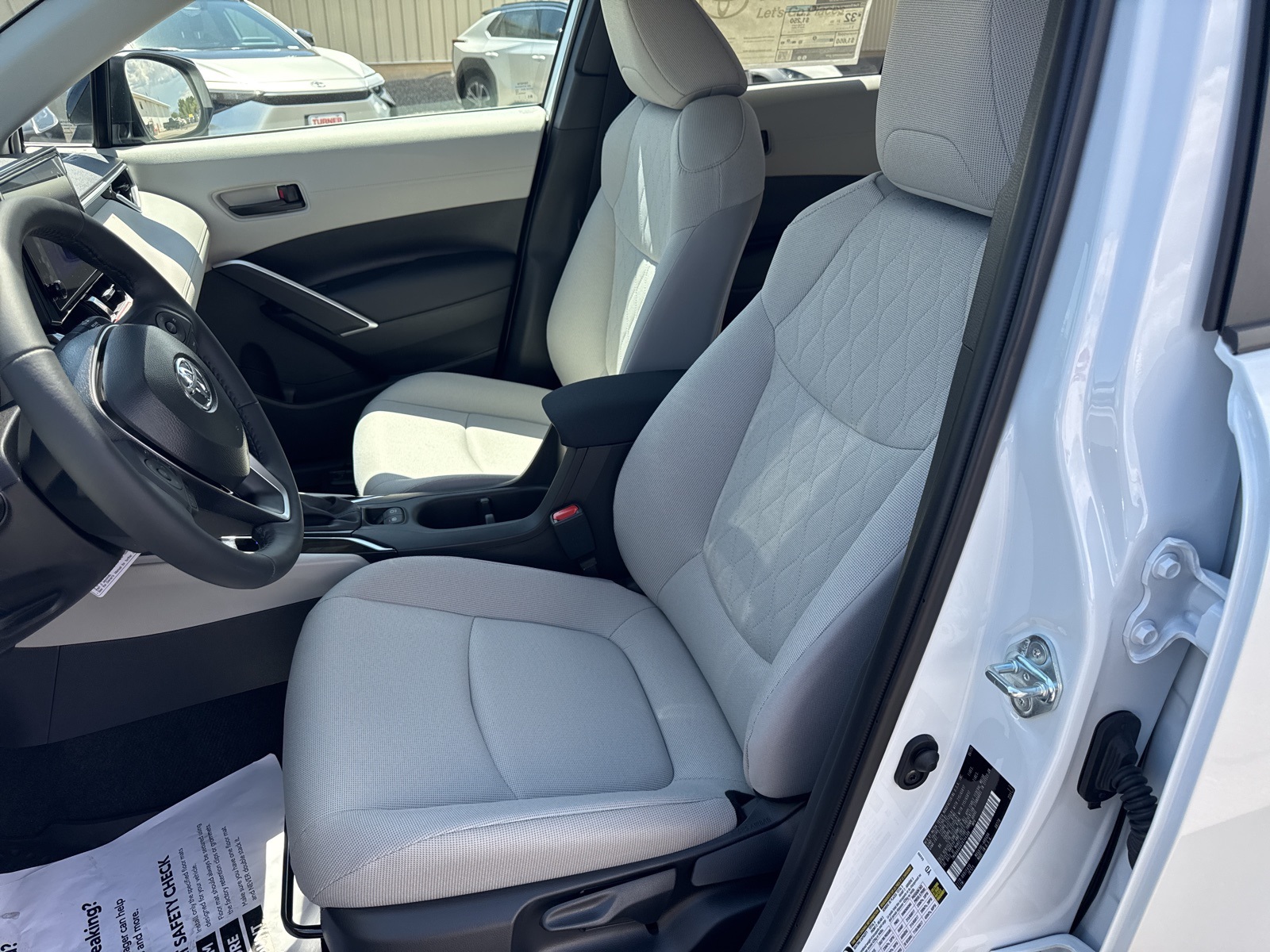2025 Toyota Corolla Cross LE photo 9