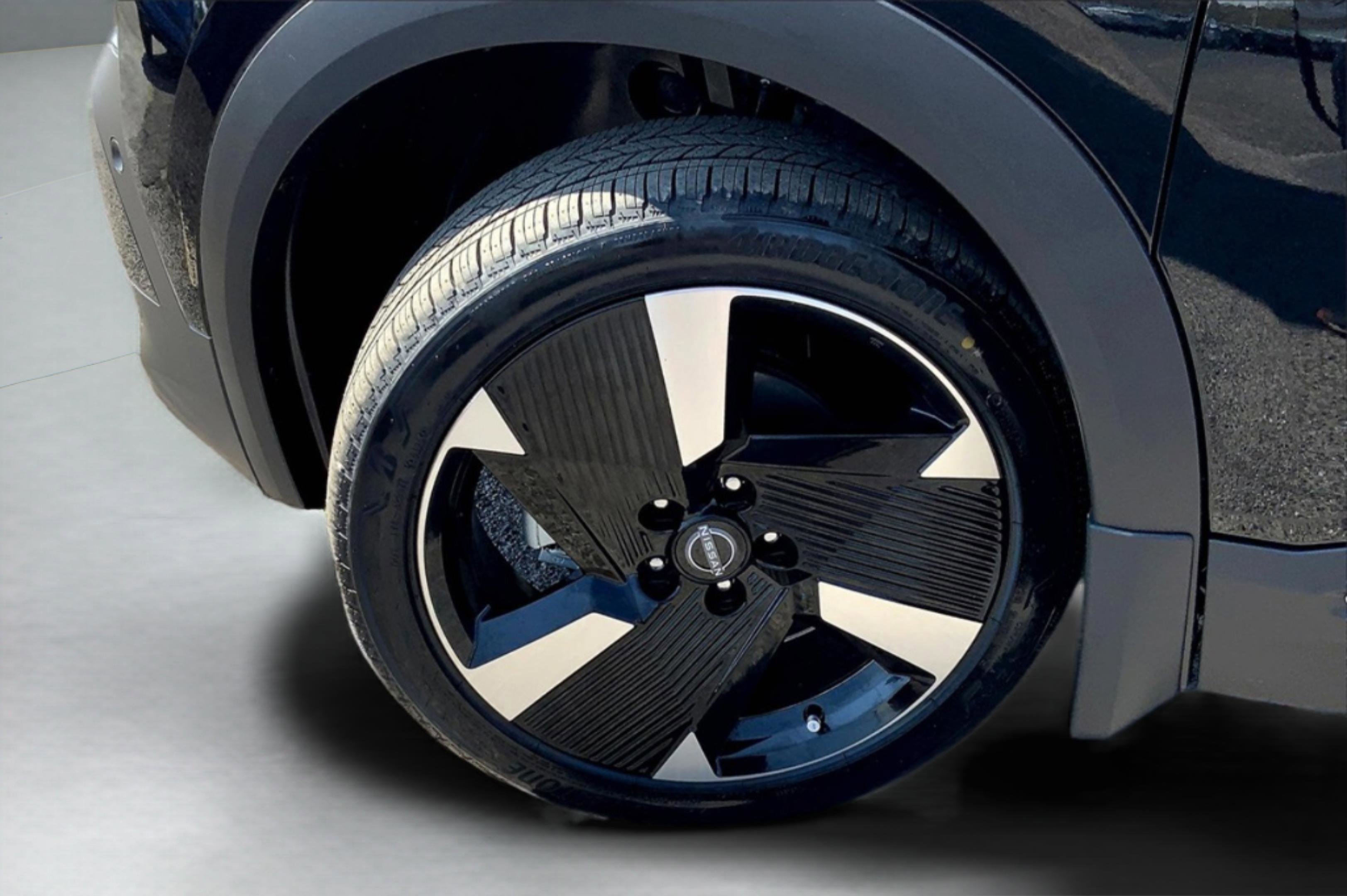 2025 Nissan Kicks SR photo 11