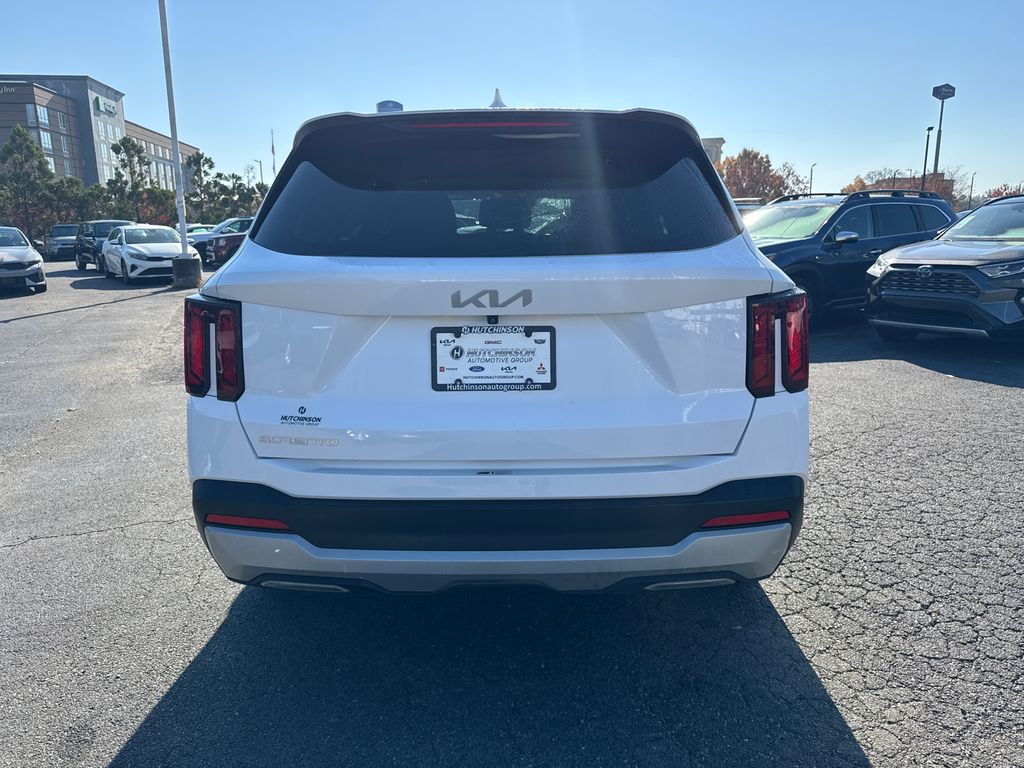 2024 Kia Sorento LX photo 4
