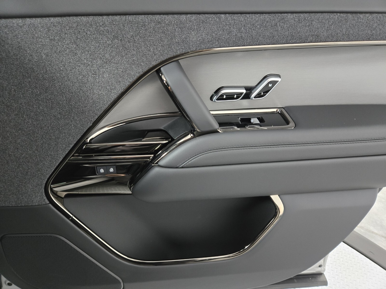 2025 Land Rover Range Rover Sport SE photo 16