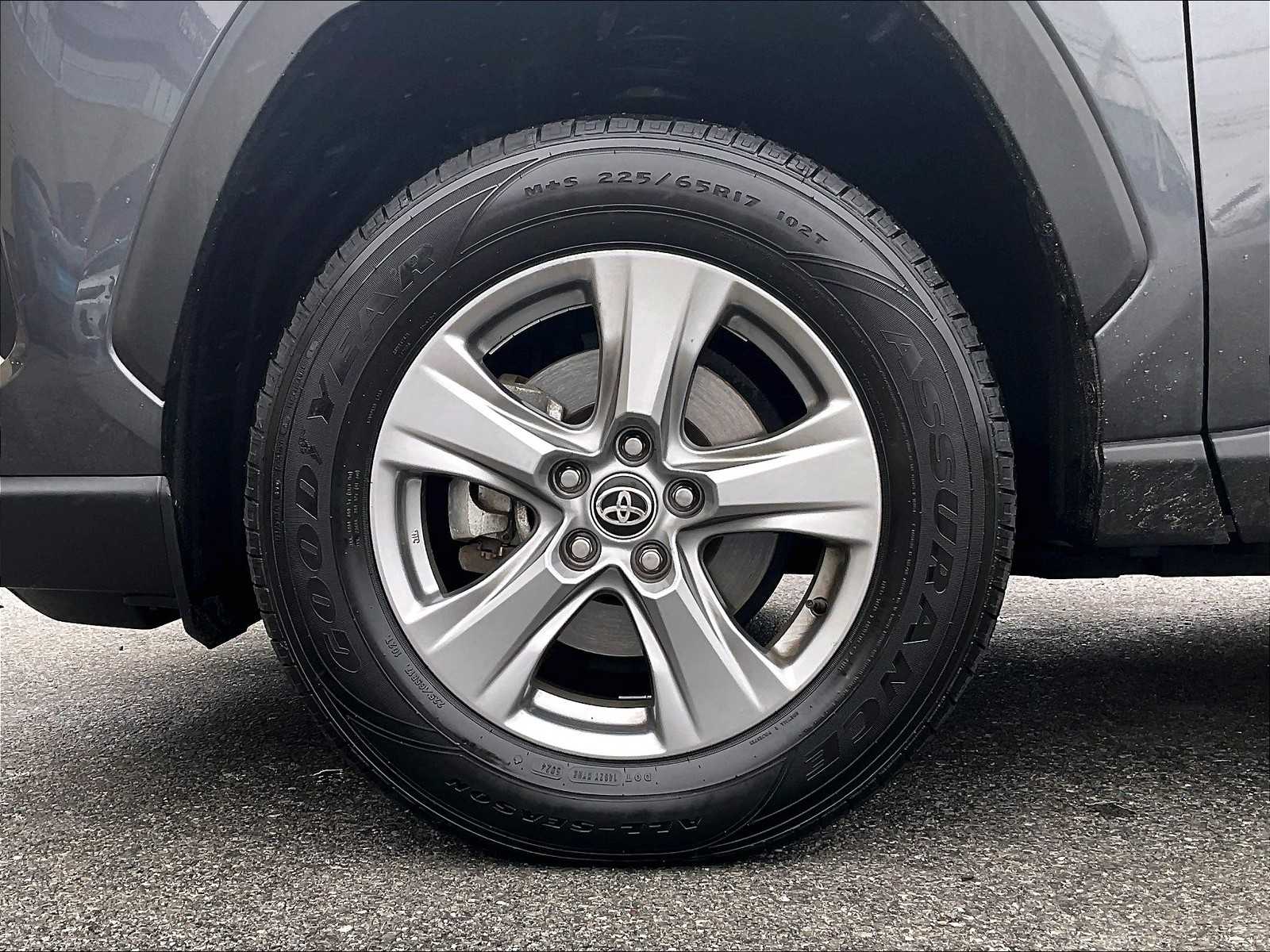 2024 Toyota RAV4 XLE photo 7
