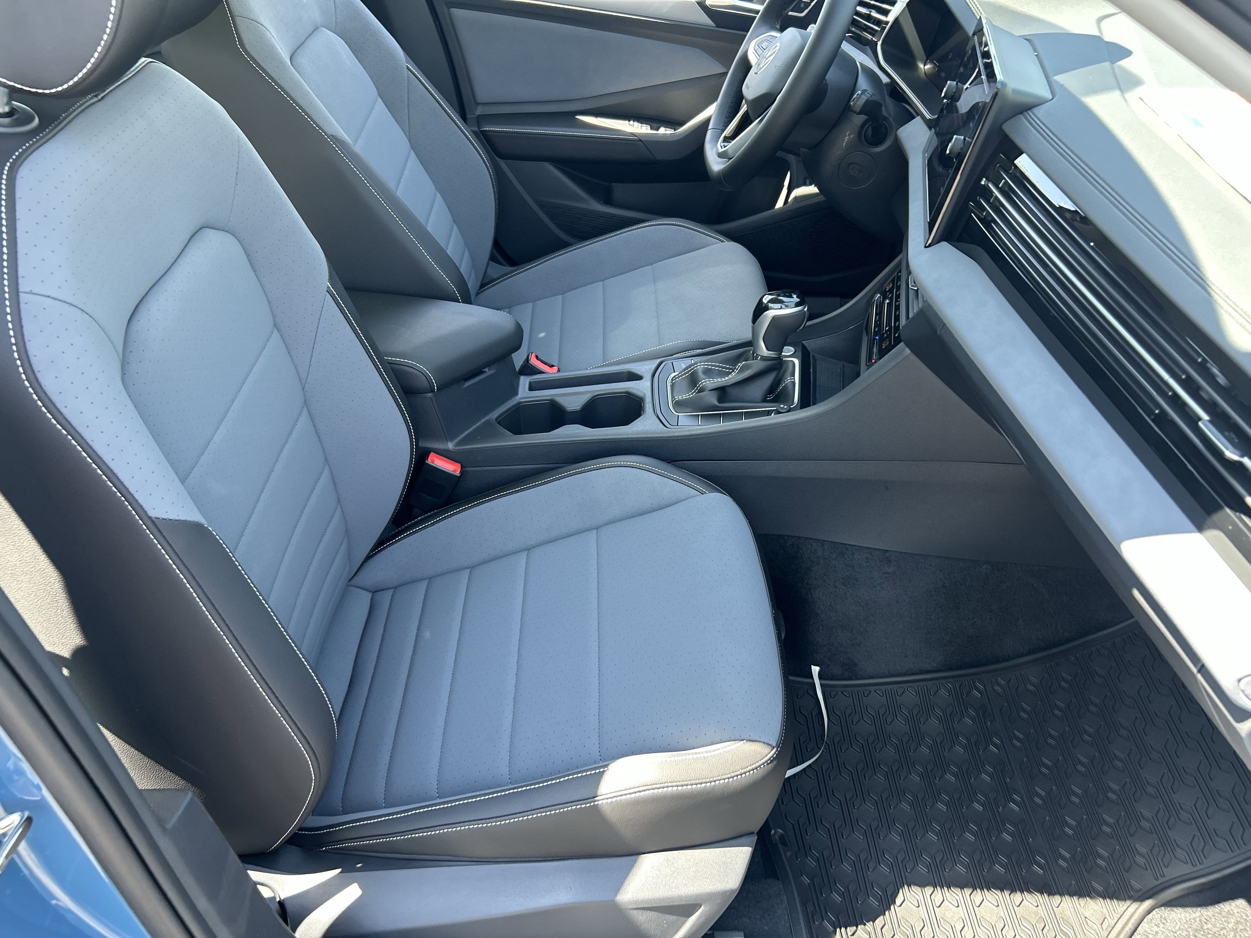 2025 Volkswagen Jetta SE photo 4