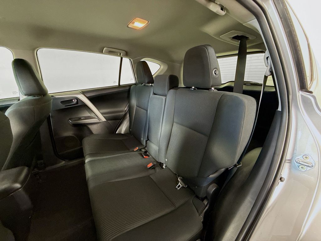 2016 Toyota RAV4 LE photo 17