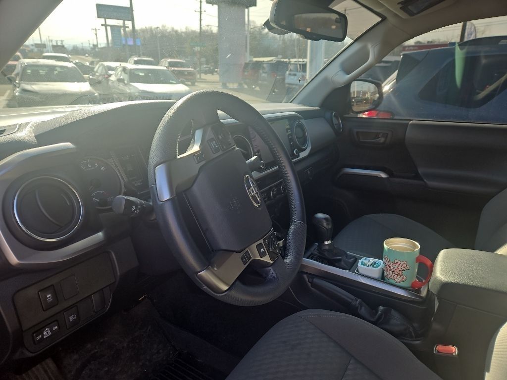 2023 Toyota Tacoma SR5's photo