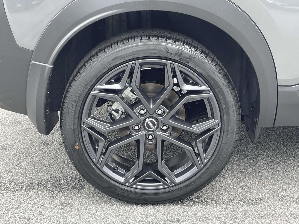2025 Nissan Kicks SR photo 3