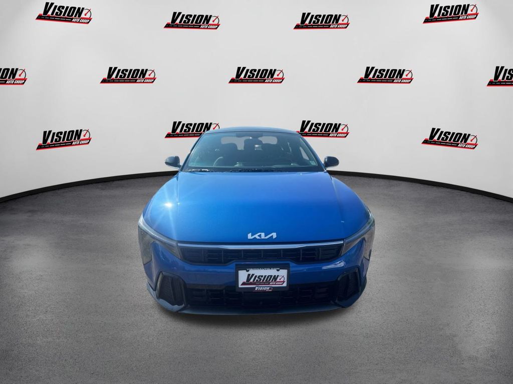 2025 Kia K4 GT-Line photo 2
