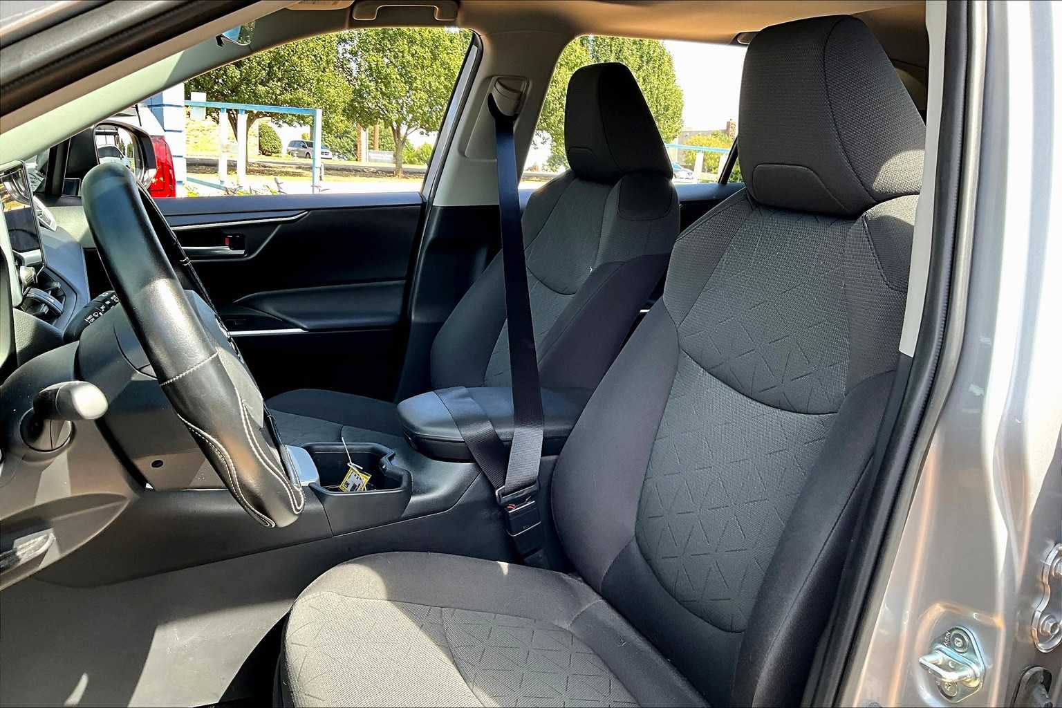 2023 Toyota RAV4 XLE photo 4