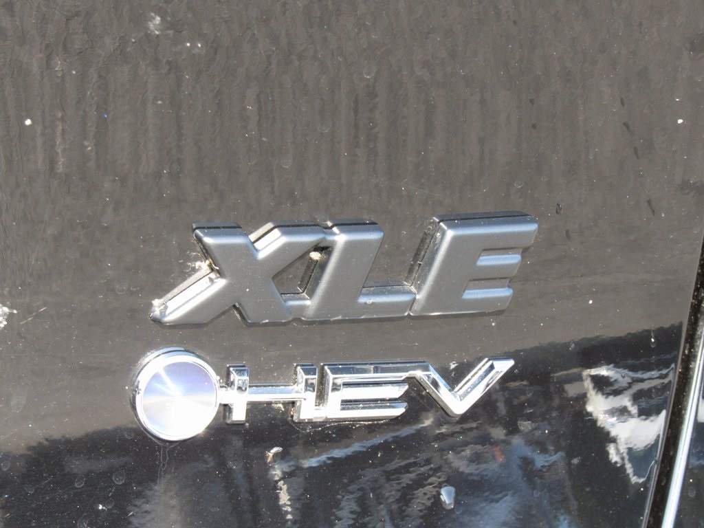2025 Toyota RAV4 Hybrid XLE photo 8