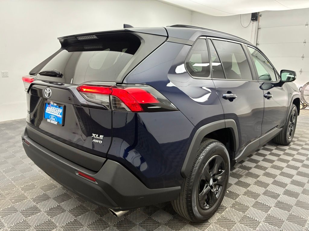 2020 Toyota RAV4 XLE photo 7