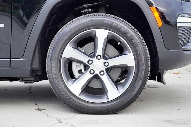 New 2023 Diamond Black Crystal Pearl-Coat Exterior Paint Jeep 4xe image 8