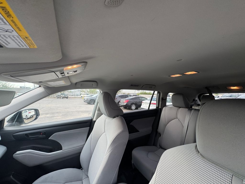 2022 Toyota Highlander L photo 24