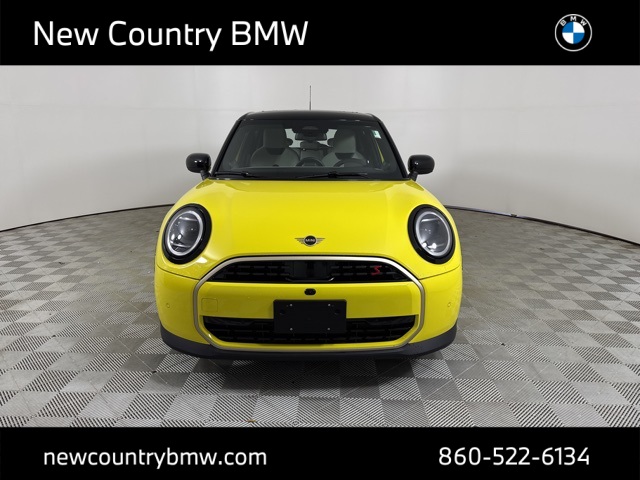 2025 Mini Cooper S Hardtop 4 Door Iconic photo 2