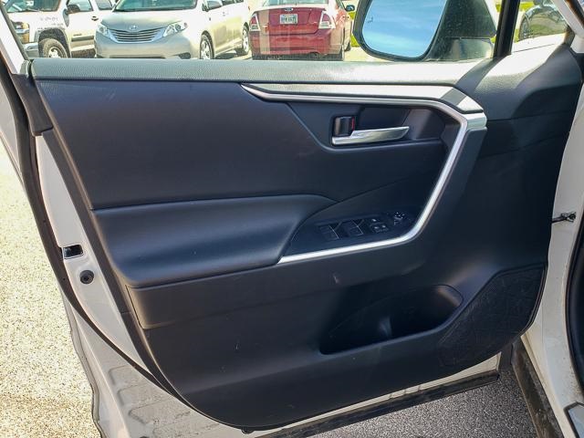 2022 Toyota RAV4 XLE photo 6