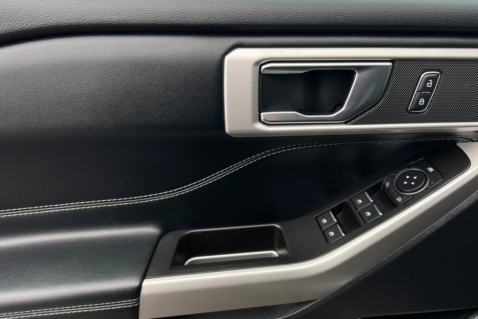 2022 Ford Explorer XLT photo 11
