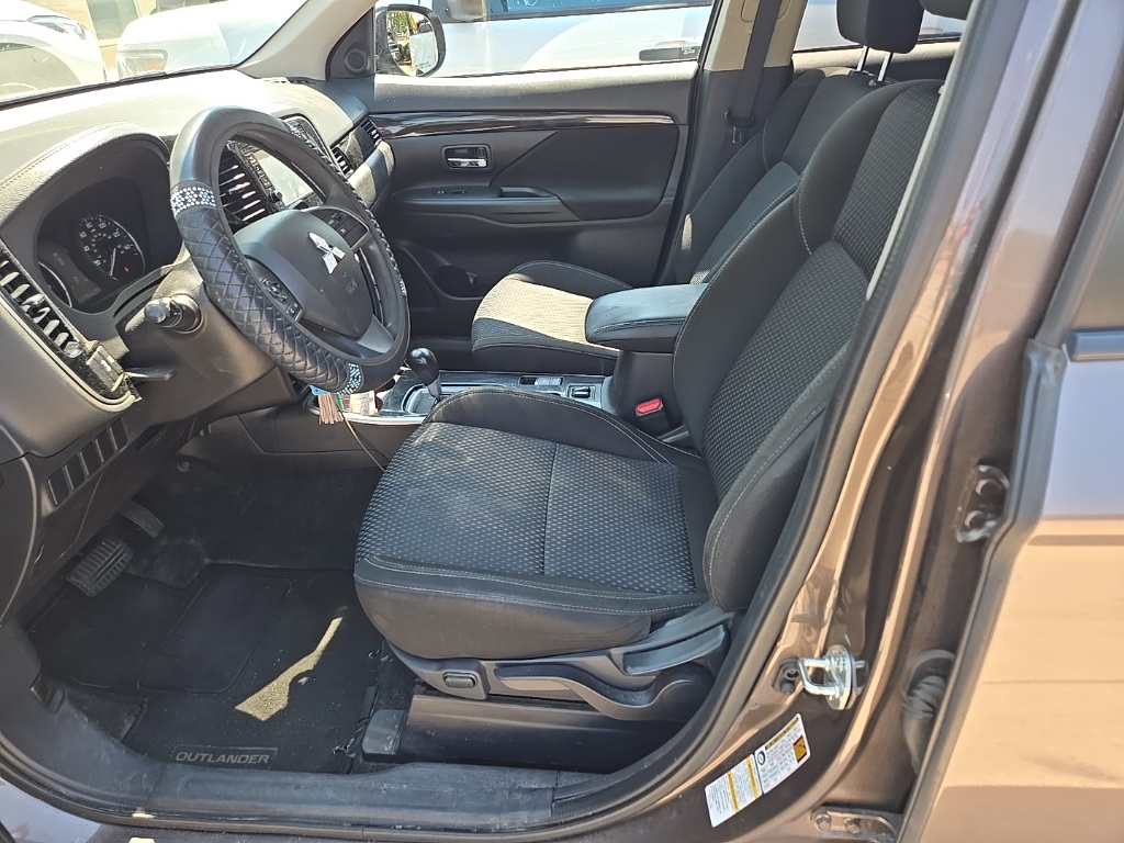 2020 Mitsubishi Outlander ES photo 8