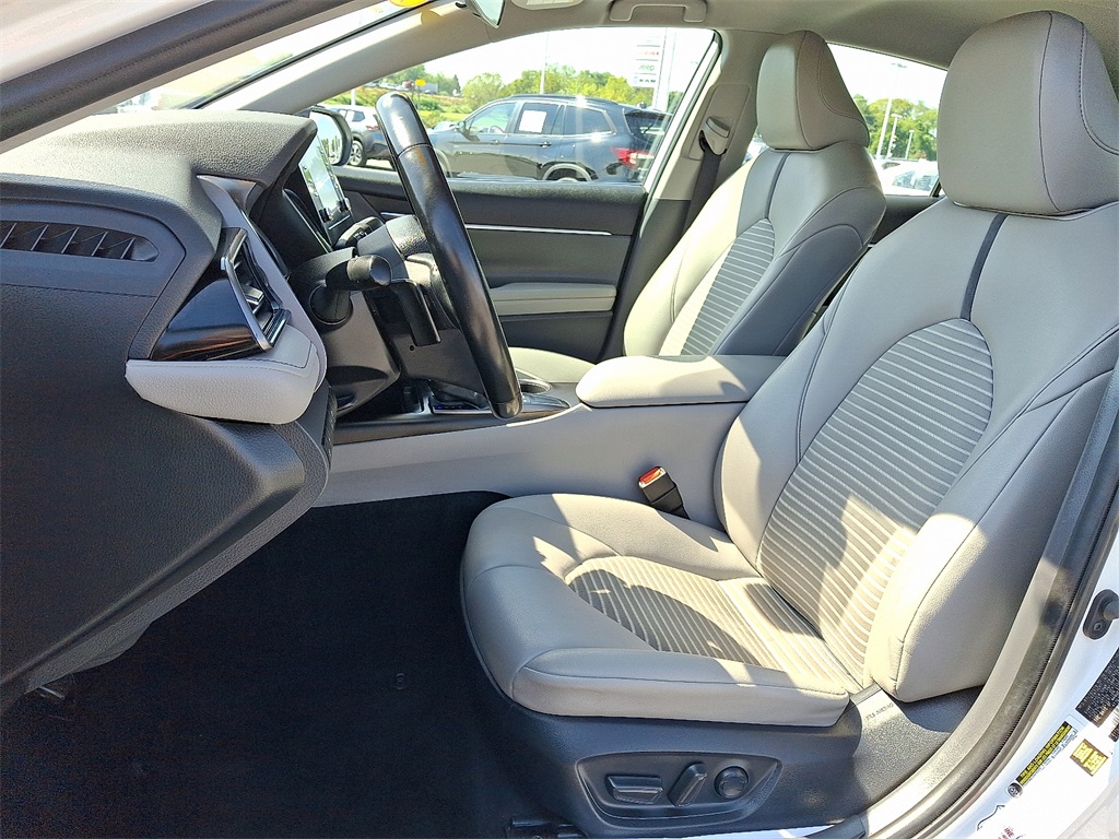 2022 Toyota Camry SE photo 14