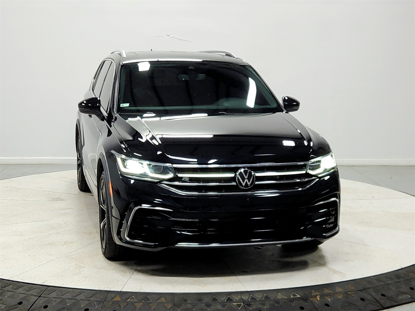 2024 Volkswagen Tiguan SEL R-Line Black photo 2