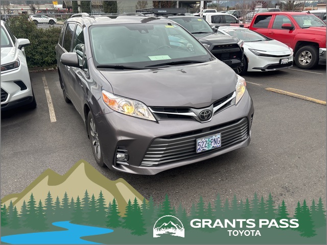 2019 Toyota Sienna XLE's photo