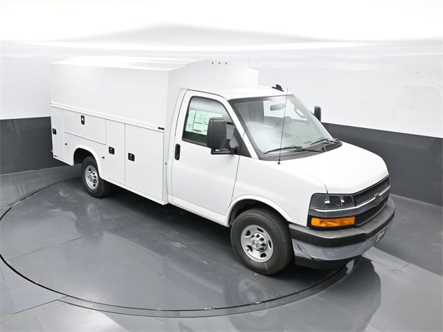 2025 Chevrolet Express Cutaway Base's photo