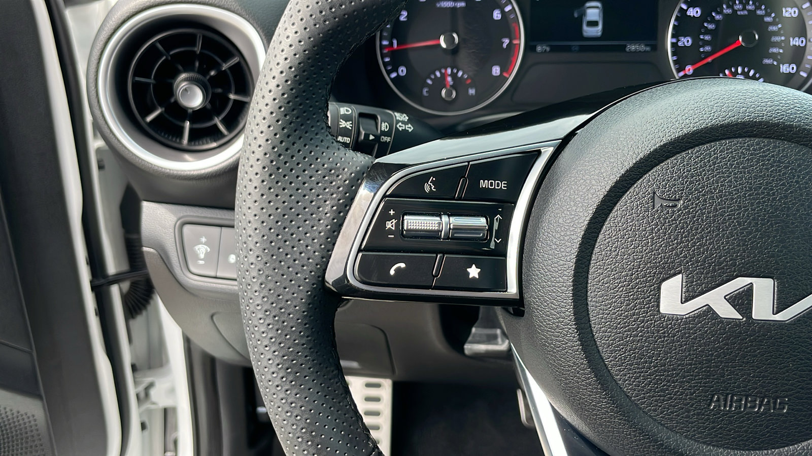 2022 Kia Forte GT-Line photo 19