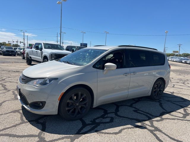 2020 Chrysler Pacifica Touring L photo 3