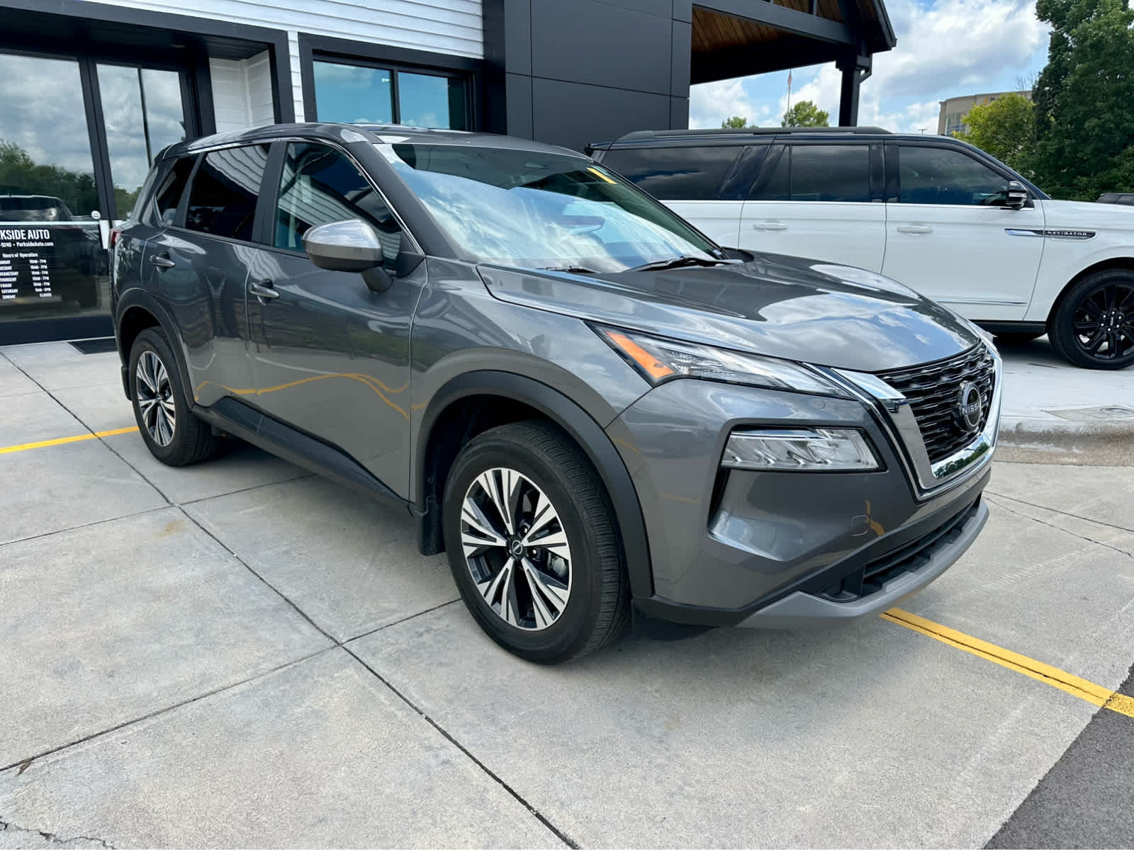 2023 Nissan Rogue SV photo 3