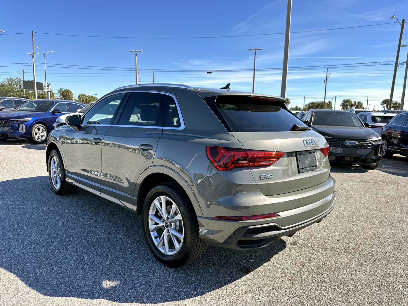 2025 Audi Q3 S line Premium photo 4