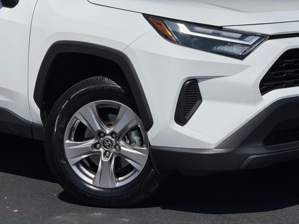 2023 Toyota RAV4 XLE photo 4