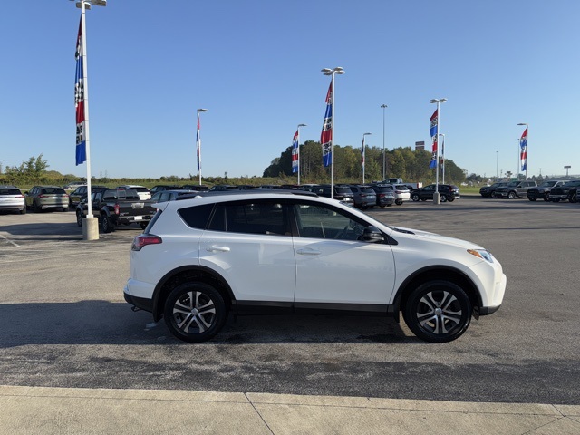 2018 Toyota RAV4 LE photo 4