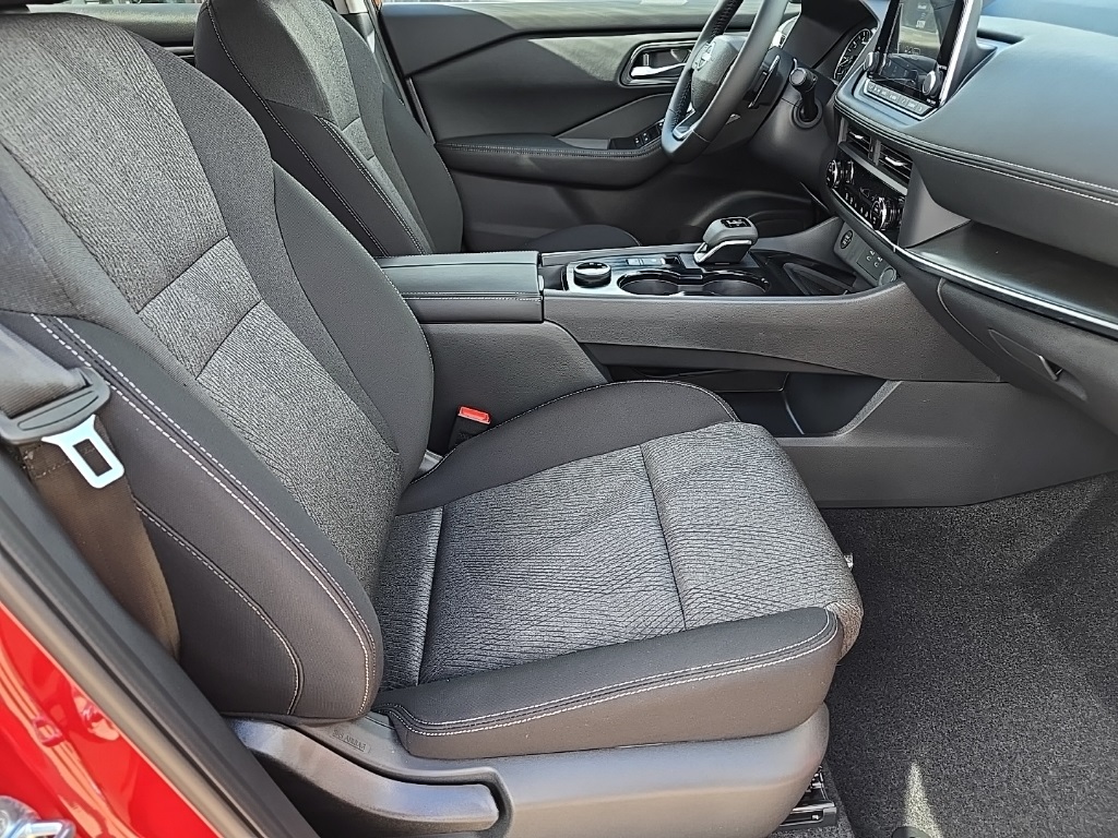 2026 Nissan Rogue SV photo 18