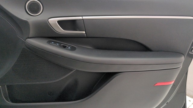 Used 2022  Hyundai SE image 31