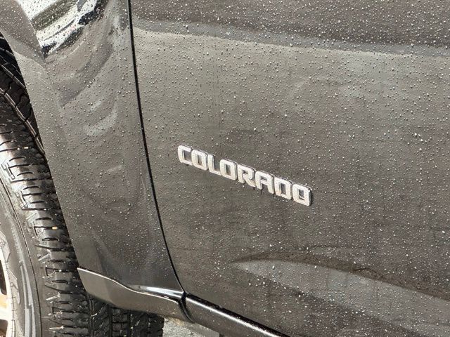 2016 Chevrolet Colorado LT photo 2