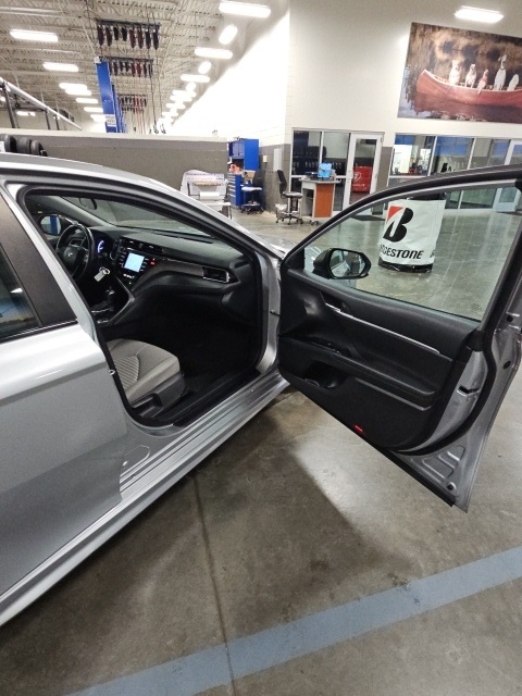 2020 Toyota Camry SE photo 36