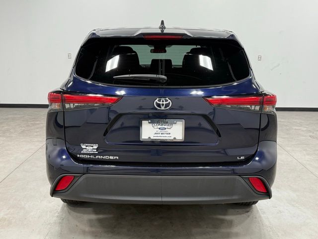 2023 Toyota Highlander LE photo 3