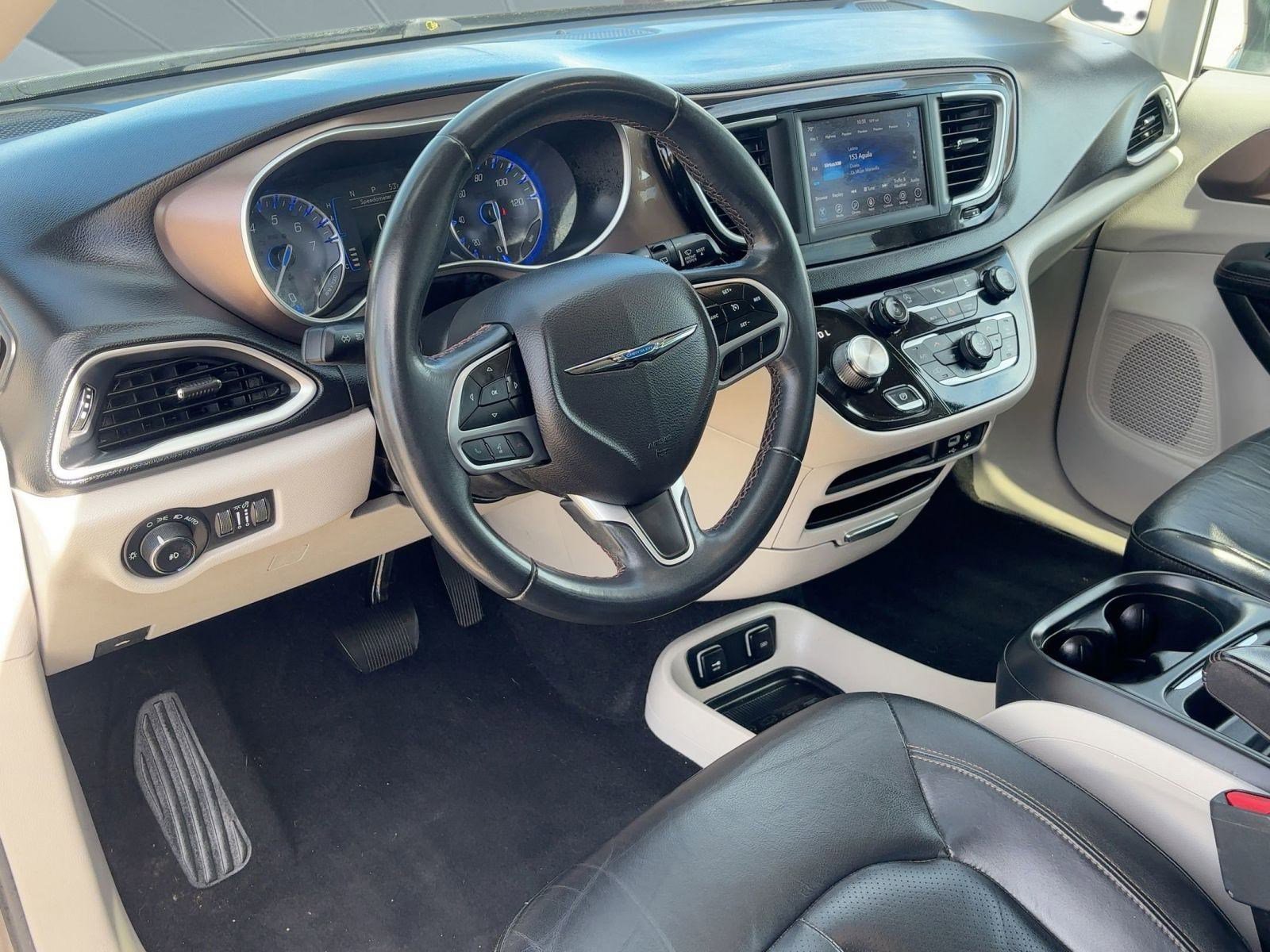2018 Chrysler Pacifica Touring L photo 3