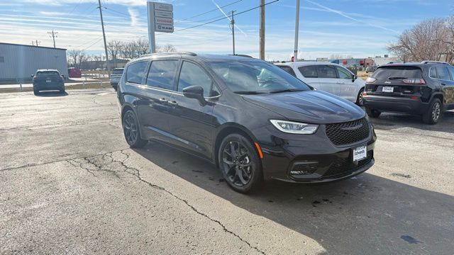 2026 Chrysler Pacifica Select's photo