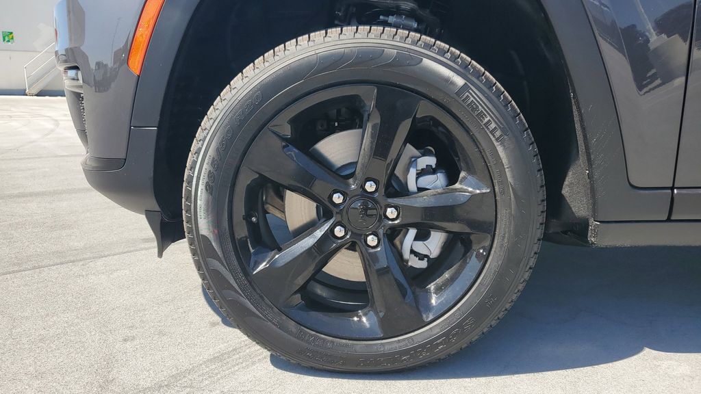 2025 Jeep Grand Cherokee Limited photo 3