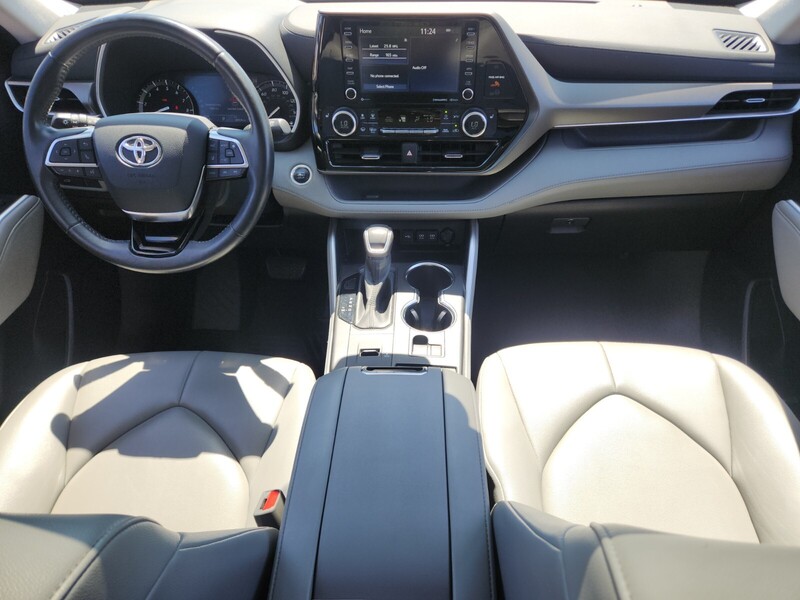 2021 Toyota Highlander XLE photo 12