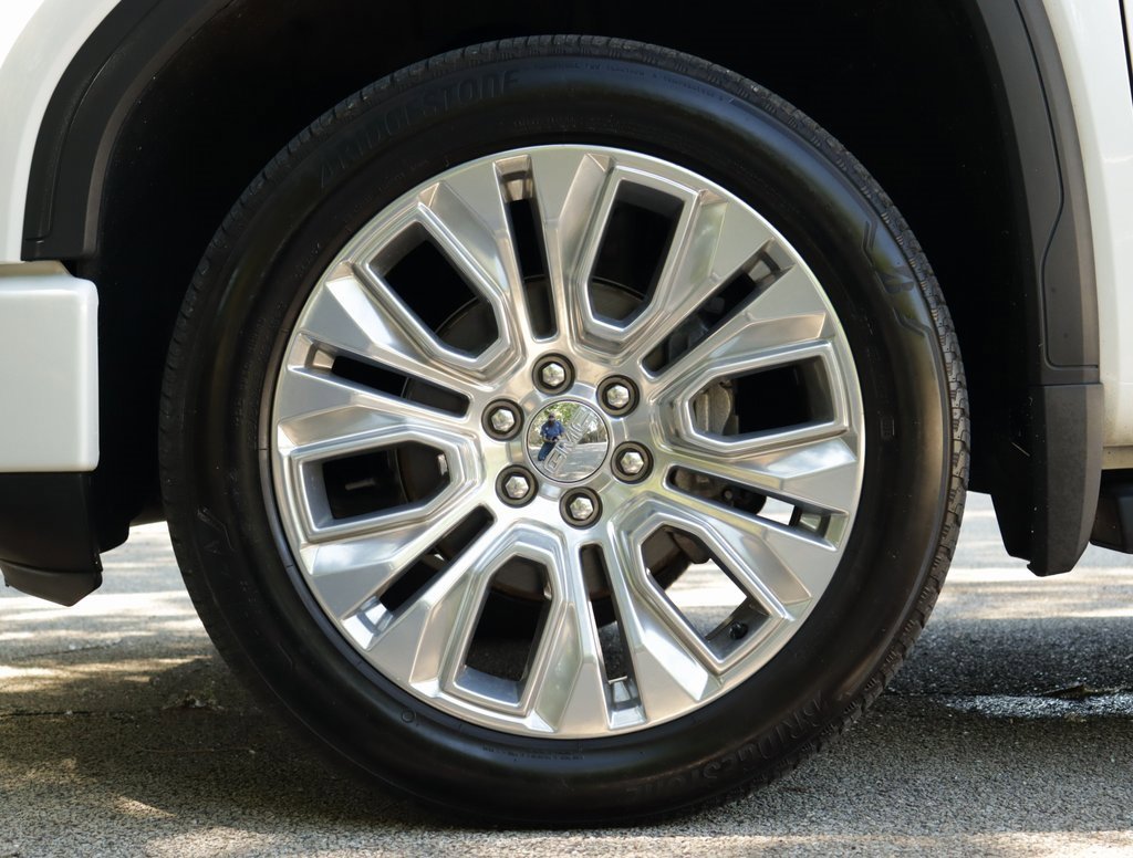 Used 2022 White Frost Tricoat GMC Denali image 43