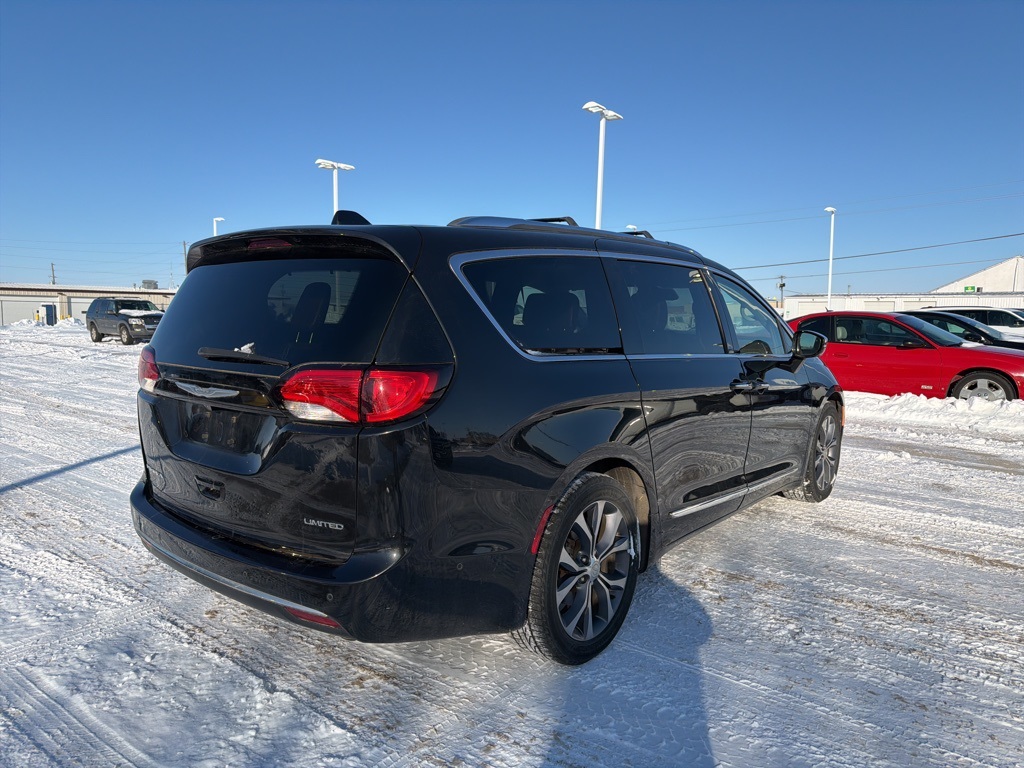 2018 Chrysler Pacifica Limited photo 4