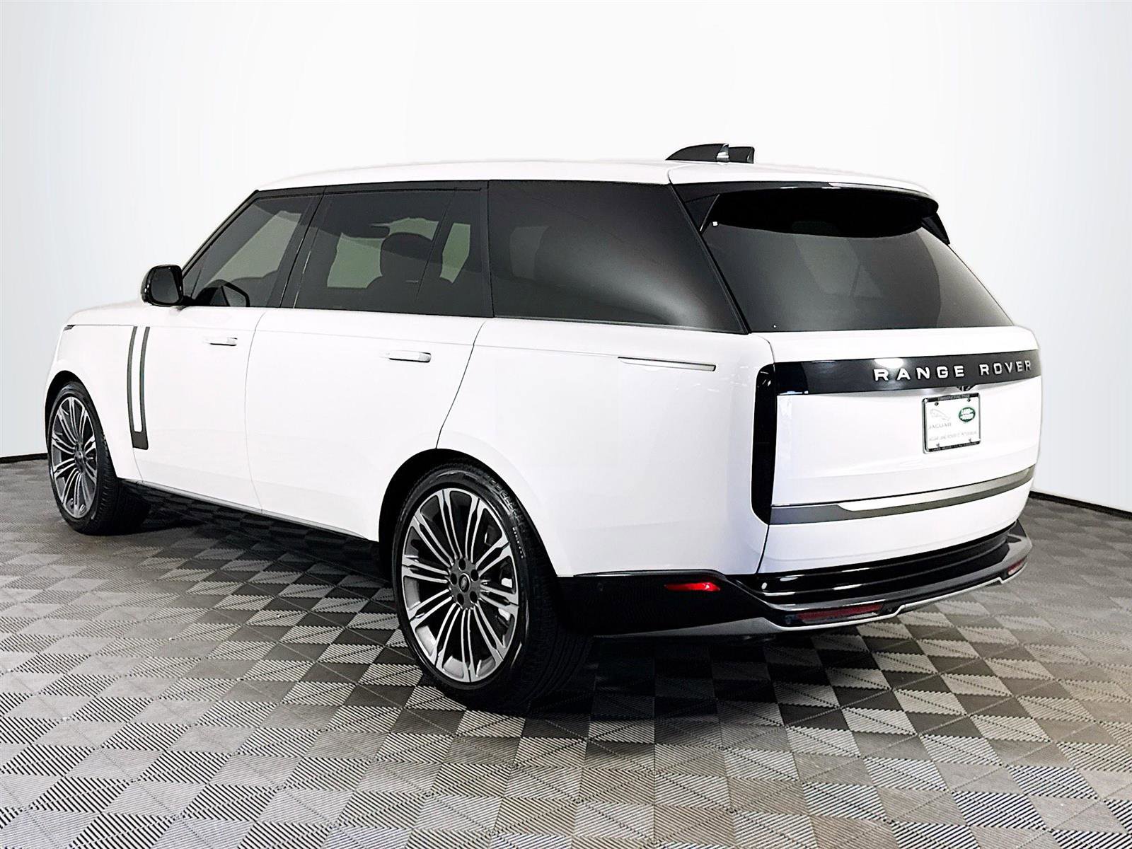 2024 Land Rover Range Rover SE photo 6