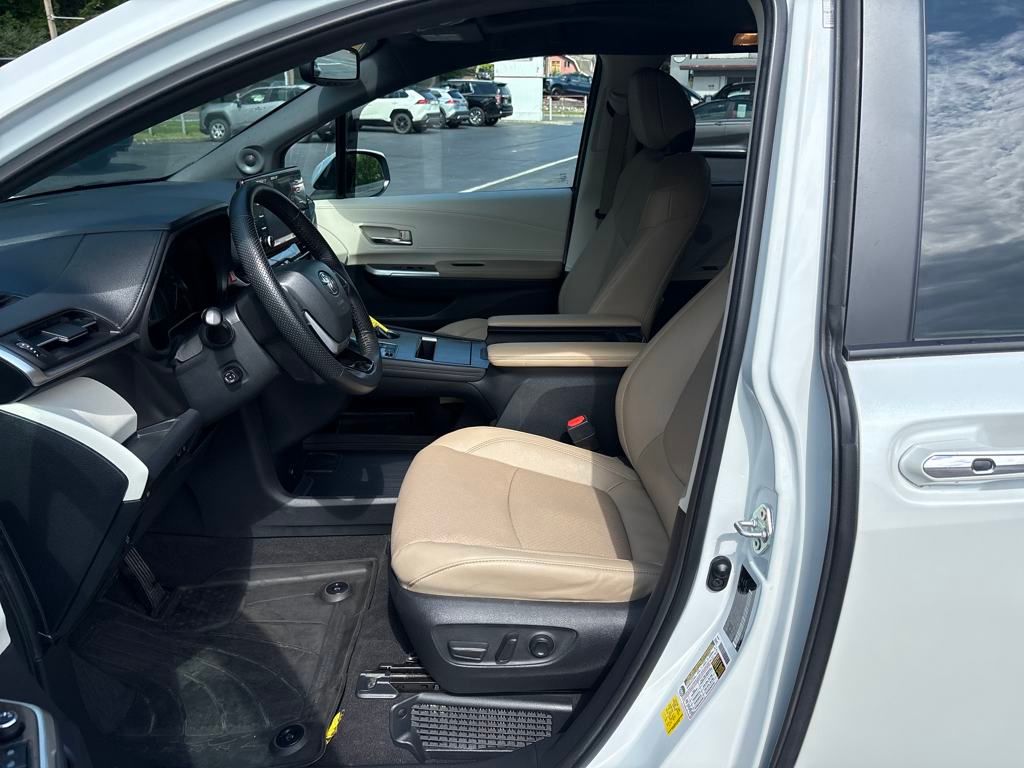 2022 Toyota Sienna Limited photo 9