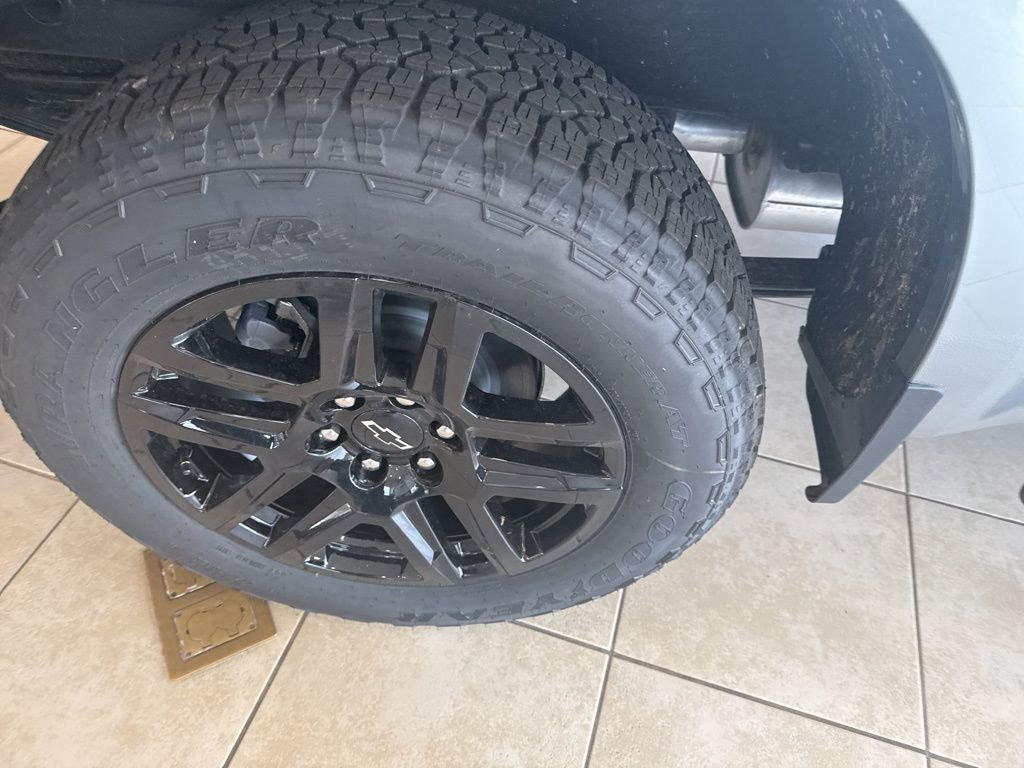 2025 Chevrolet Silverado 1500 Custom photo 10